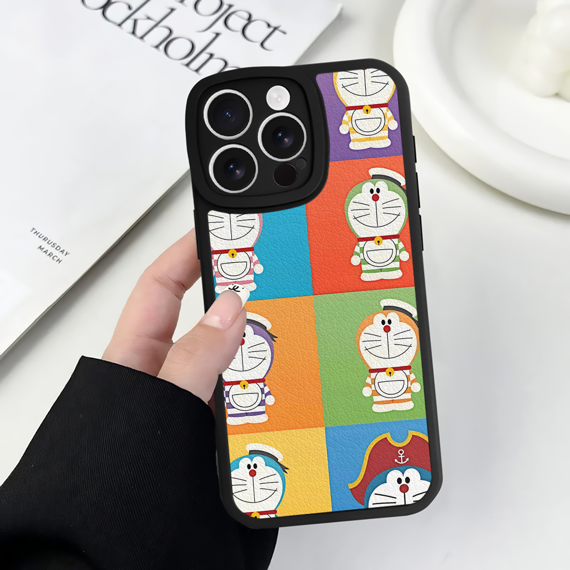 （画像用） ドラえもん Doraemon 【iPhone 16シリーズ対応】シリコンスマホケース（レザー調） 材質：シリコン